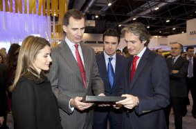 En la imagen, el Presidente de la FEMP durante su encuentro con los Príncipes de Asturias en Fitur 2014